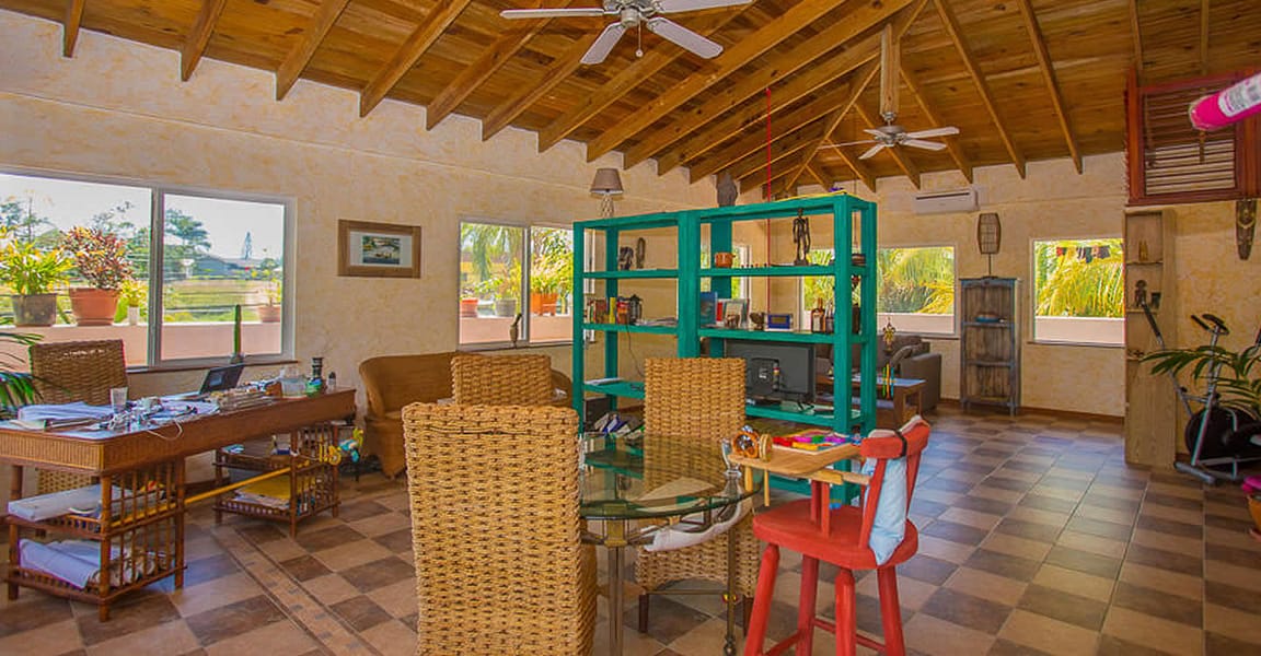 Commercial Building for Sale, French Harbour, Roatan 7th Heaven