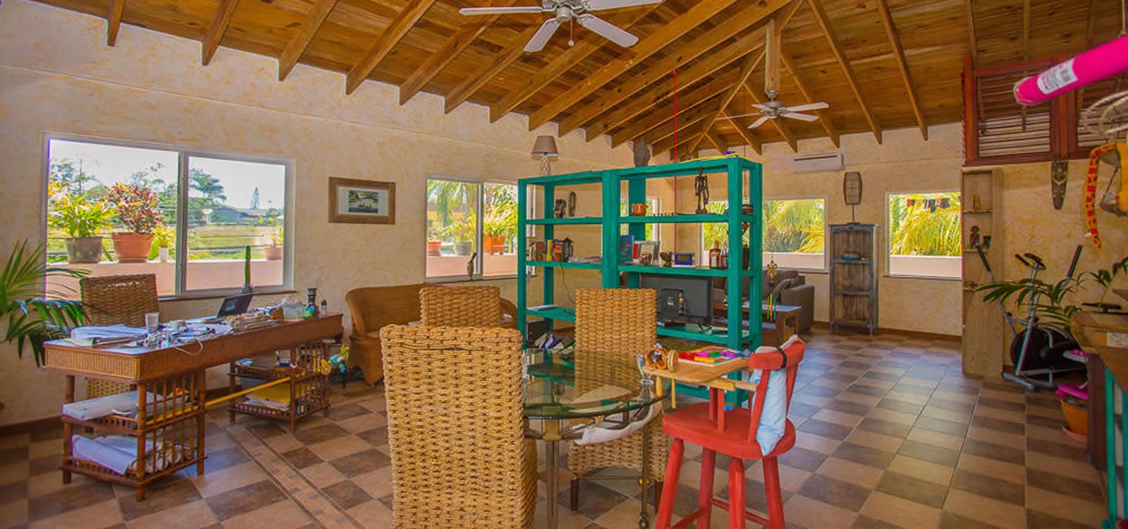 Commercial Building for Sale, French Harbour, Roatan 7th Heaven