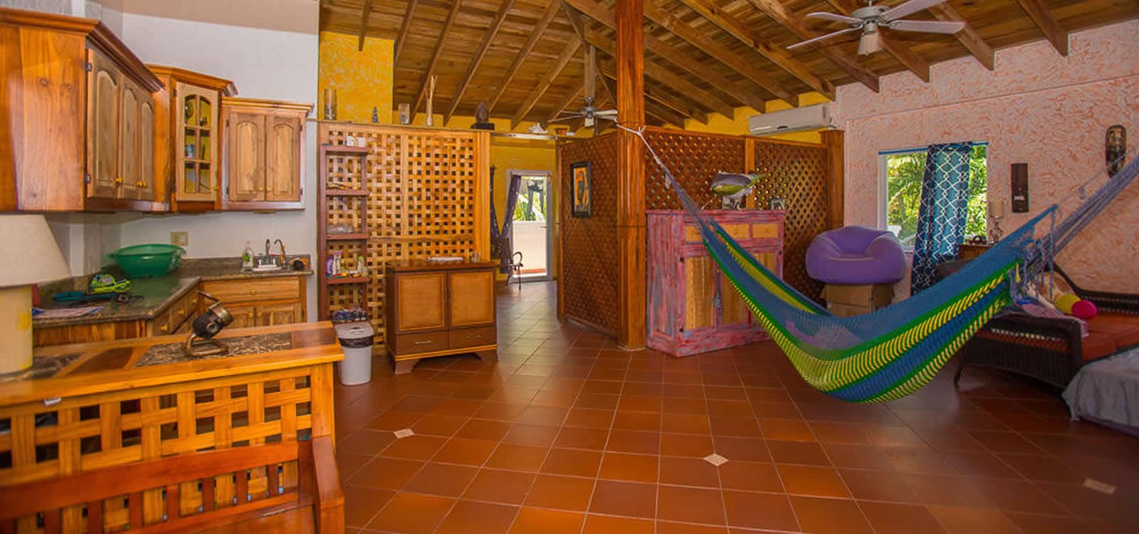 Commercial Building for Sale, French Harbour, Roatan 7th Heaven