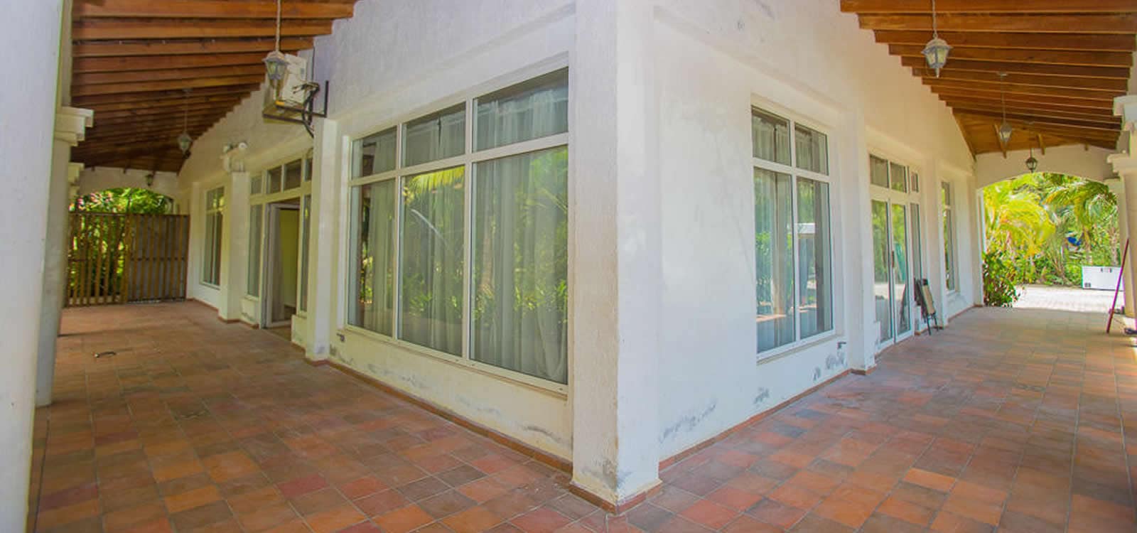 Commercial Building for Sale, French Harbour, Roatan 7th Heaven