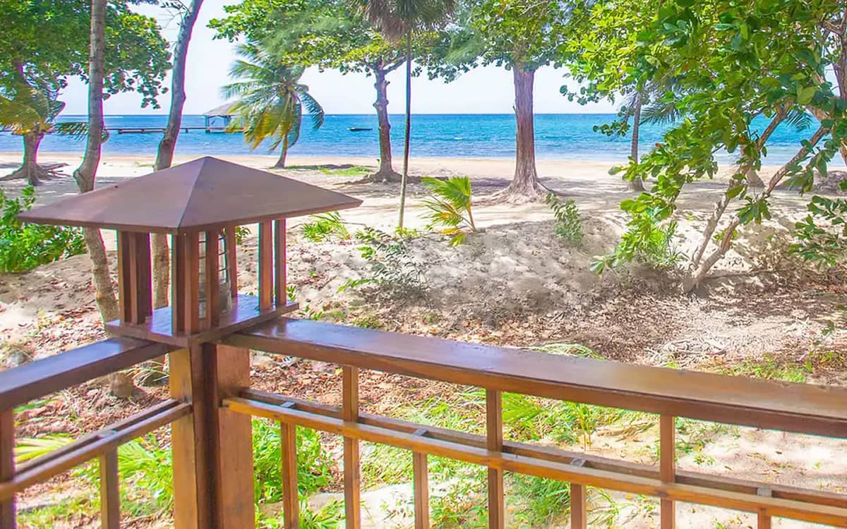 Beachfront villa for sale in Palmetto Bay, Roatan