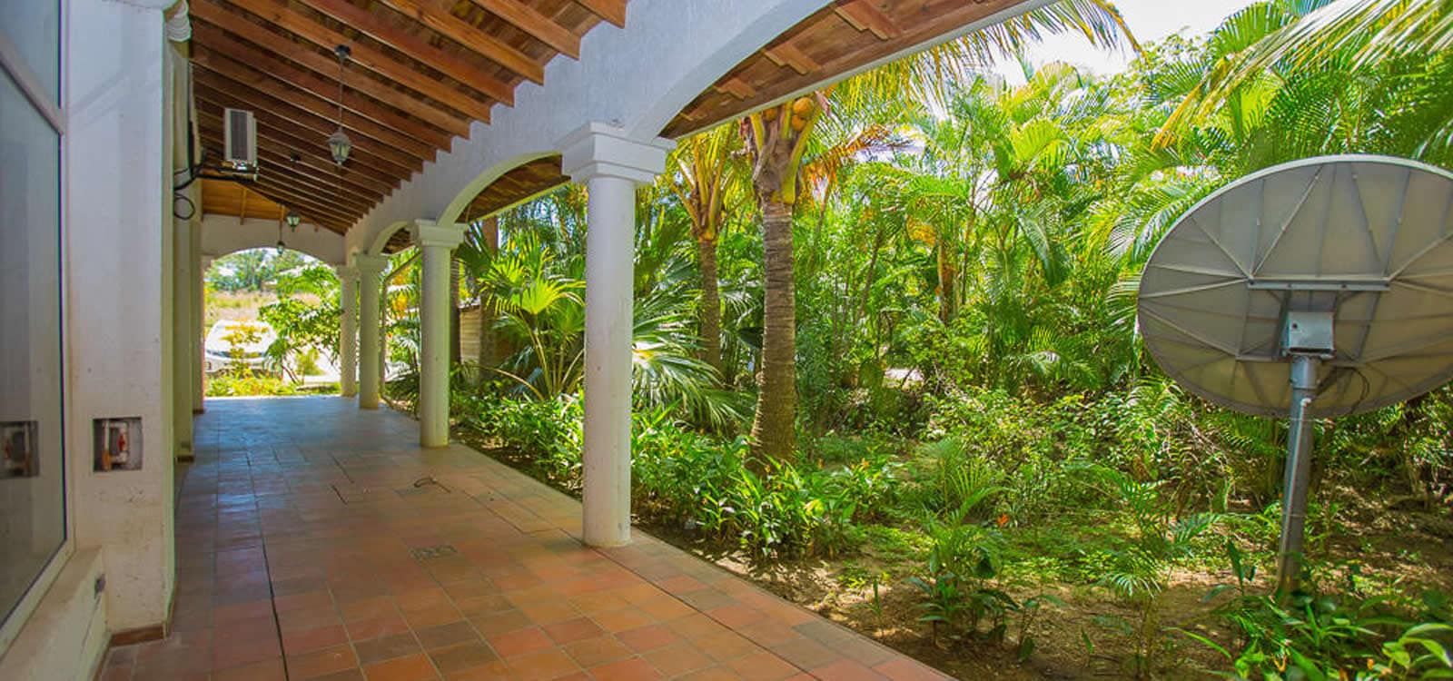 Commercial Building for Sale, French Harbour, Roatan 7th Heaven